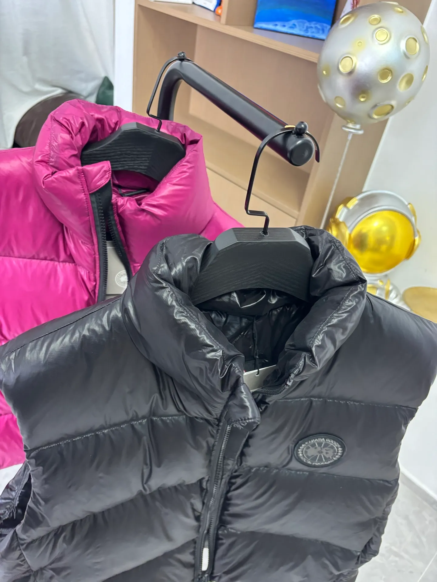 P570 Style number: DC194# [Canada Goose] Big Goose🦢National Standard 90 White Duck Down Puff Down Vest Canada Goose official website model 1:1:1 customized New national standard down cotton has better thermal insulation performance, is light and not heavy, and has good loft recovery after compression! Filled with 90% white duck down, it is the legendary warmest down jacket and is known as a must-have for Arctic outdoor sports! Waterproof, diamond-resistant and fade-resistant 24-count calendered woolen surface (waterproof level is consistent with the level of ball-bearing raincoats). Canada Goose has always been recognized as the warmest down jacket and the most popular down jacket in the world. Major celebrities are rushing to buy it, and it is a must-have! Five sizes complete!  Color: Black Rose Size: XS-S-M-L-XL [Picture 9️⃣Size Chart]